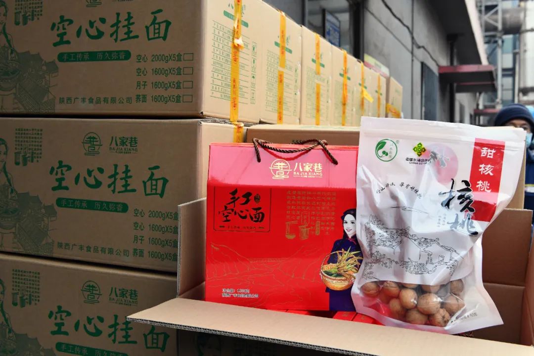 玉兔迎春 福利來襲 ——龍鋼公司為干部職工發放新春大禮包