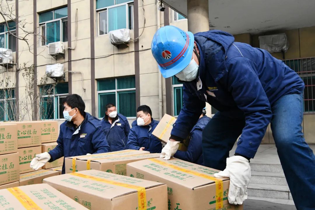 玉兔迎春 福利來襲 ——龍鋼公司為干部職工發放新春大禮包